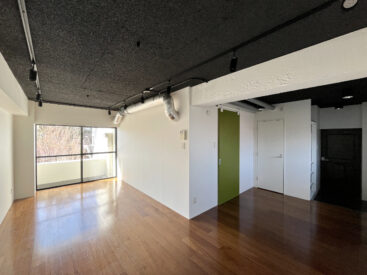 玄関から居室とバルコニーまですっぽりと抜け、開放感があります。