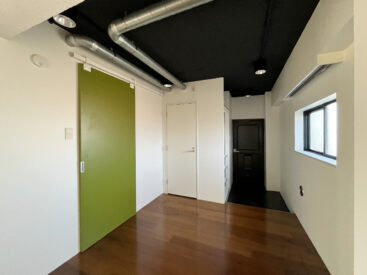 玄関まわりの様子。オープンな玄関です。