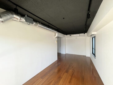 フローリングのある部分は14.8帖の広さ。