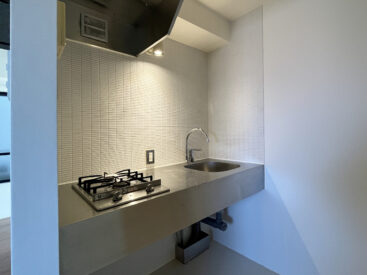 キッチンはステンレス。かなりコンパクトなつくりです。