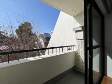 南からの日差しが入るバルコニー。洗濯機置き場はここに。