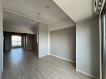 洋室との間の扉を開放すれば約15帖。