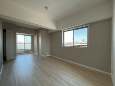 落ち着いた色合いの内装。