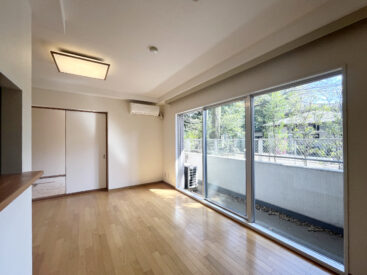 3LDKの中心、リビング。大きな窓に木々が映ります。