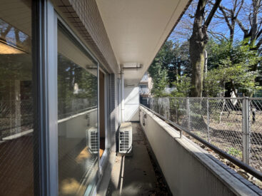 バルコニーの向かいは公園。おかげで自然に囲まれた環境になっています。