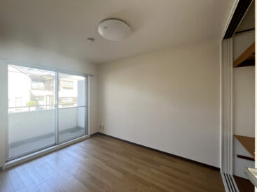 玄関横の約7.4帖。押し入れタイプの収納がひとつ。