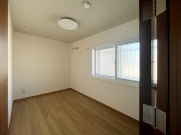 約5帖の防音室。扉や窓は二重に。