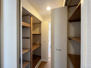 廊下の左右にも収納。これはきっと重宝します。