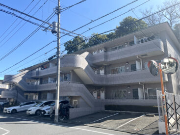 経堂駅からは徒歩12分。裏手を公園にした自然ある静かな住宅街です。