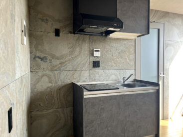 キッチンは手狭め。IH2口コンロです。