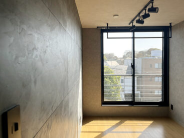 南からの日差しが入る約4.6帖。