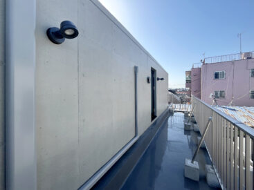 長く大きなルーフバルコニー。空と風がたっぷり感じられます。