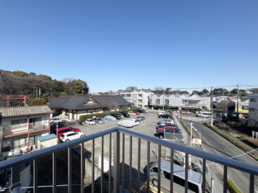 駅前や世田谷八幡宮の木々や鳥居の見える、すてきな周辺。