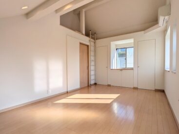 約10.8帖の洋室。天井が高く、開放感があります。