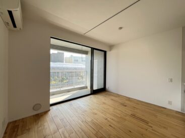 窓が大きく広さのわりに開放感あり。