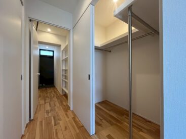 廊下とウォークイン。