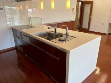 キッチンは3口IHコンロ。