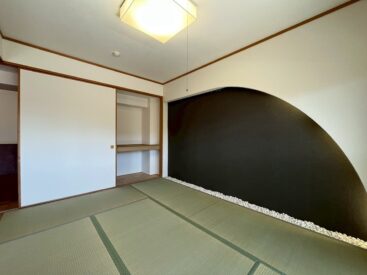 モダンなデザインの壁が特徴的。