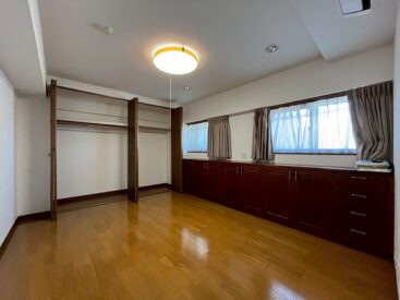 収納豊富な寝室。