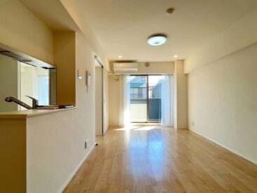 約12.8帖のリビング。