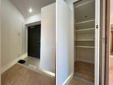 玄関とシューズイン。