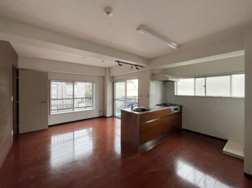 玄関から大胆に広がるLDK。