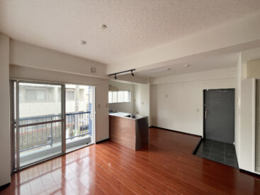 つるっとしたフローリングと木の要素が感じられるキッチン。