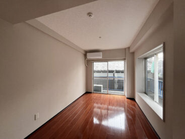 ふたつの窓がある洋室。