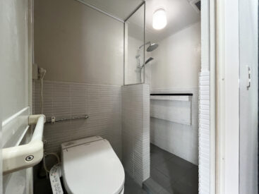 トイレとシャワーが横並びに。