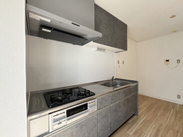 7.5帖の半分を占めるぐらい、充実の大きさがあるキッチン。