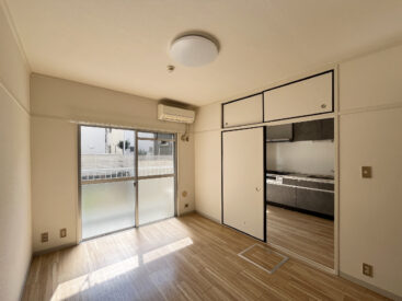 6帖は寝室をメインに収納スペースにも。