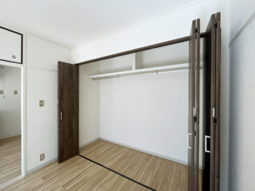 高さも奥行きもあるクローゼット。