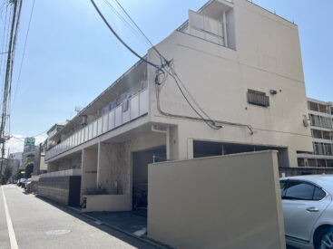 1979年築のマンション。駅も商店街も1分ほどの距離にあります。