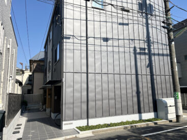 2024年の築浅アパート。玄関前には自転車が置けるポーチも。