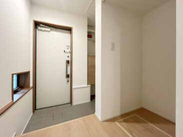 クローク収納がある広い玄関がお出迎え。