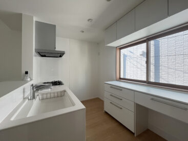 キッチンは2階にあがってすぐ。対面式のもの。