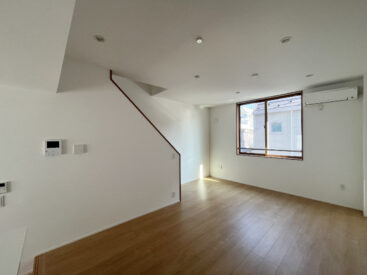 リビングダイニングはキッチンから小上がりになっています。