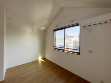 三角屋根が表れた窓辺。洗濯物干しも設置されています。