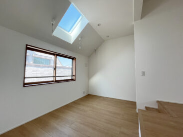 小上がりに腰掛けて天窓を見上げてみたり。