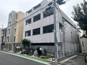 シンプルさに惹かれる外観。2020年築のマンションです。