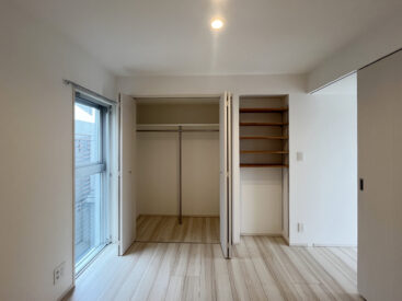 オープンな木製の棚とクローゼットが横並びに。