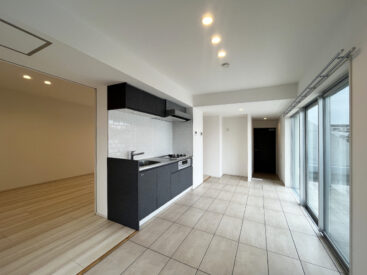 室内とバルコニーがフラット。これ解放感につながっています。