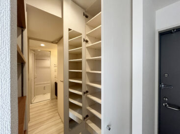 玄関横の収納。棚を使ってさまざまな物入れに。